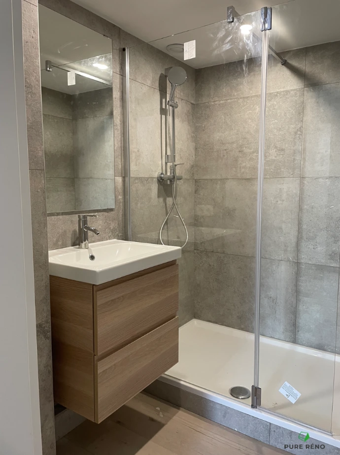 Salle de douche rénovée dans l’immeuble de deux appartements et deux studios à Liège centre — réalisation TRAVICOM