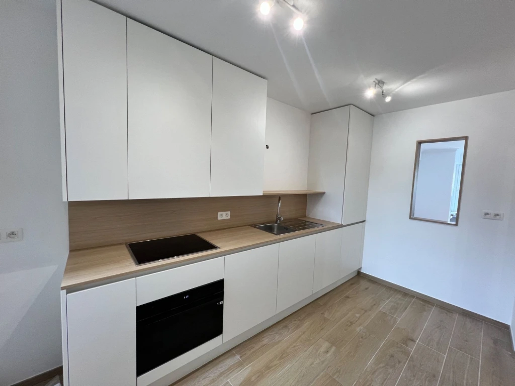 Cuisine rénovée dans l’appartement du 5e étage à Liège centre — finitions intérieures par TRAVICOM