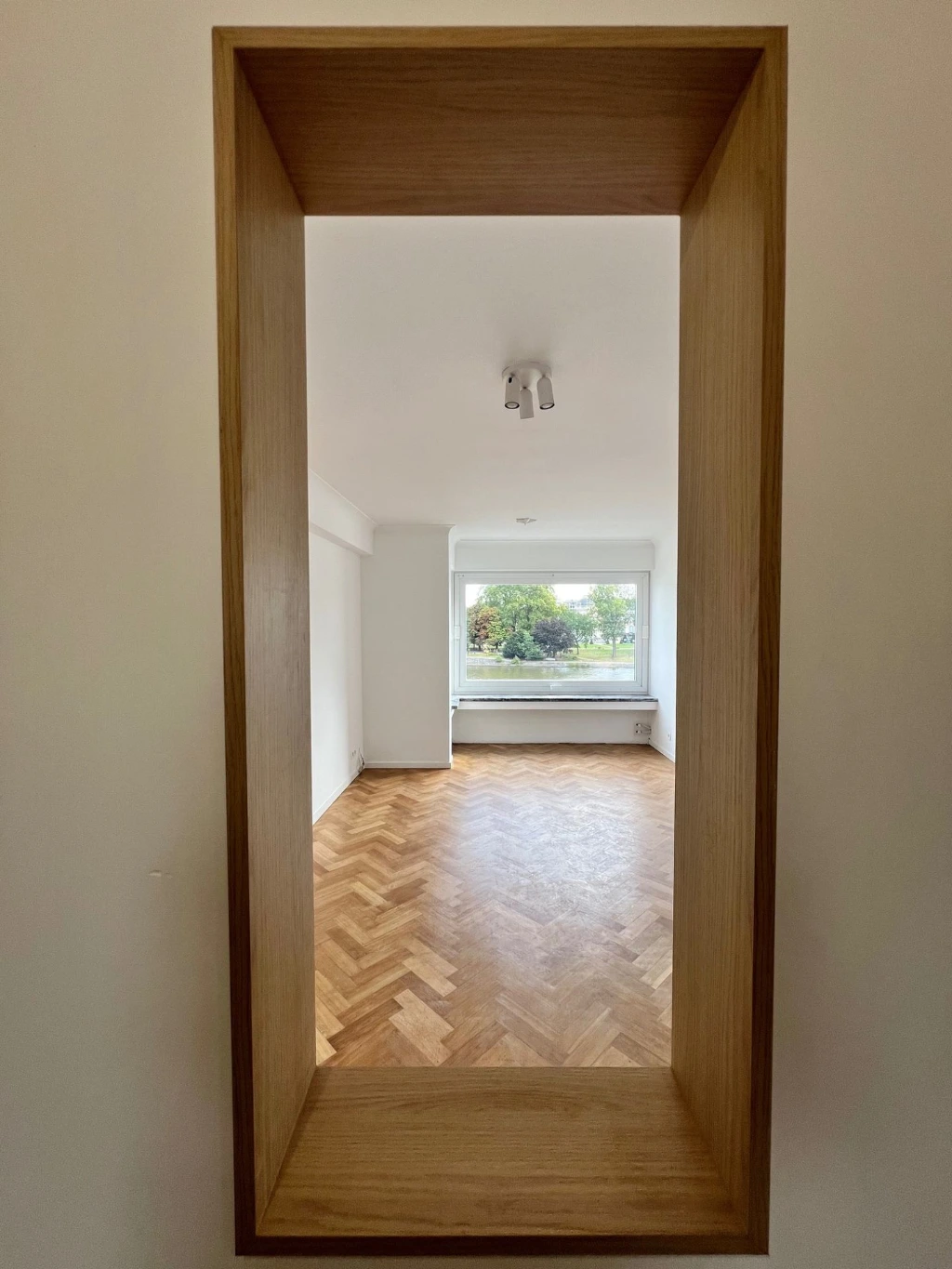 Pièce avec parquet et encadrement en bois dans l’appartement du 5e étage à Liège centre